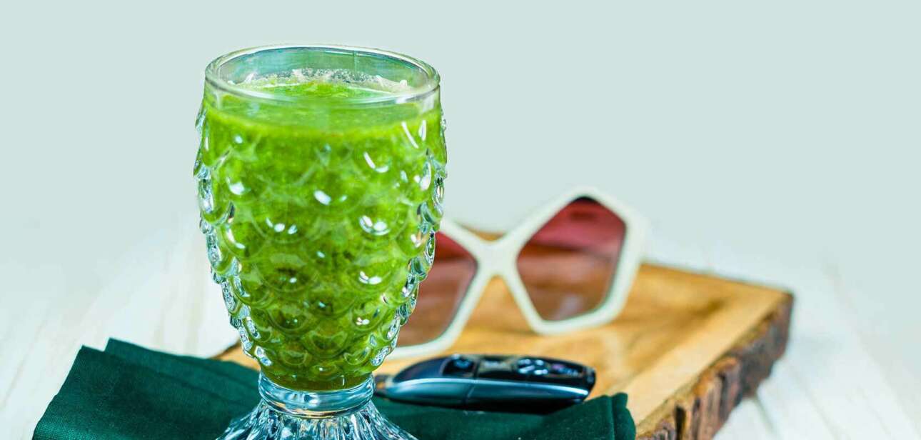 Kale, Dhaniya, And Date Smoothie Recipe