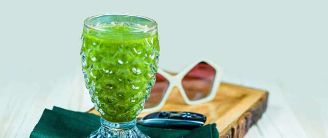 Kale, Dhaniya, And Date Smoothie Recipe