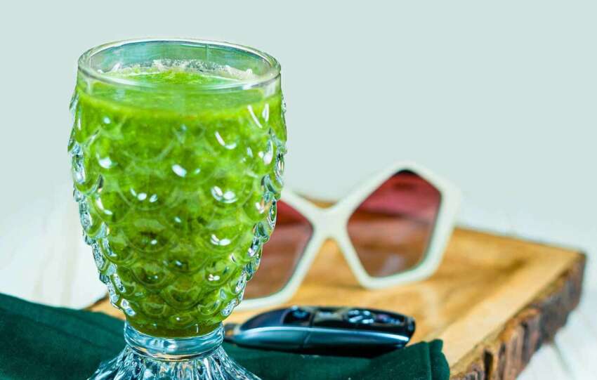 Kale, Dhaniya, And Date Smoothie Recipe